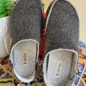 Taos Unisex Convertawool Clogs or Slippers Size 38, charcoal. Men or Women